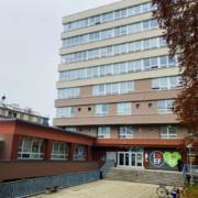 Budova H Ekonomické fakulty Technické univerzity v Liberci, vstupní schodiště s nápisy „I ♥ EF“ a „I am EF“ u hlavního vchodu