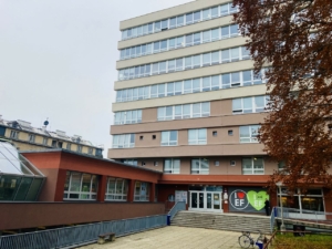 Budova H Ekonomické fakulty Technické univerzity v Liberci, vstupní schodiště s nápisy „I ♥ EF“ a „I am EF“ u hlavního vchodu