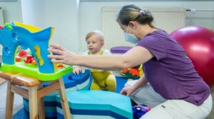 Individuální fyzioterapie kojence s využitím hraček a pomůcek v dětském rehabilitačním centru Sarema.