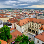 Pohled na historické centrum Brna s dominantou budovy s červenou střechou v popředí, lokalita Brno Pisárky, adresa Hlinky 44/112a