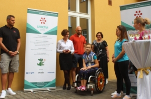 Slavnostní akce v centru Sarema Brno s dívkou na vozíku a týmem terapeutů
