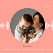 Usměvavá žena objímá malého chlapce s handicapem, oba mají bílé košile, vizuál podcastu s číslem 109