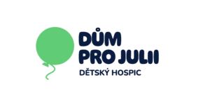Logo dětského hospice Dům pro Julii s tmavě modrým textem a zeleným balónkem vlevo.