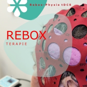 Žena s červenou rehabilitační čepicí na hlavě při terapii Rebox v rehabilitačním centru Sarema.